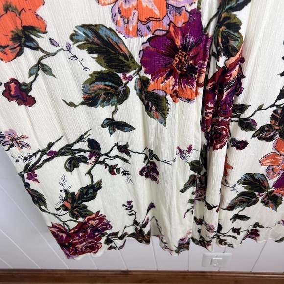 Third Bird Nest Cream and Floral 100% Rayon Flutter Sleeve Jumper SZ L - Picture 10 of 10